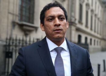 Congresista propone reducir en 12% los sueldos de autoridades regionales y locales