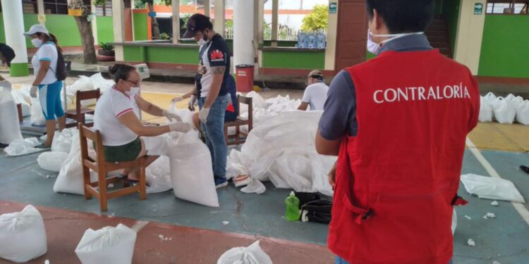 Aproximadamente 200 funcionarios recibieron canastas destinadas a población vulnerable en Junín