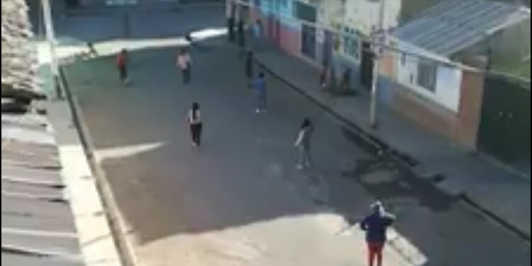 Chilca: Captan a niños y adultos jugando fútbol en la vía pública en plena cuarentena
