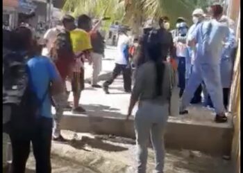 Familiares de pacientes covid-19 golpean al único neumólogo del Hospital Demarini en Chanchamayo