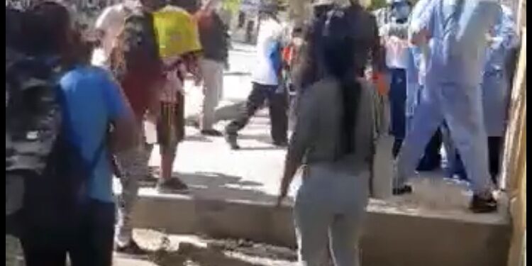 Familiares de pacientes covid-19 golpean al único neumólogo del Hospital Demarini en Chanchamayo
