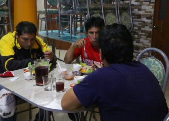 Huancayo: Fiscalizadores sorprenden a once comensales comiendo en marisquería