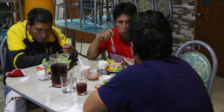 Huancayo: Fiscalizadores sorprenden a once comensales comiendo en marisquería
