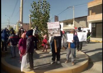Huancayo: Con ollas y carteles niños protestan en las calles pidiendo comida en Azapampa
