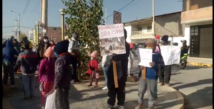 Huancayo: Con ollas y carteles niños protestan en las calles pidiendo comida en Azapampa