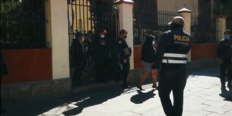 [Video]Párroco y novio son intervenidos al interior de Catedral por renovar votos