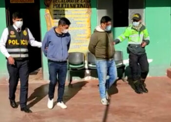 Sorprenden a policía bebiendo cervezas en toque de queda dominical