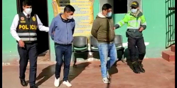 Sorprenden a policía bebiendo cervezas en toque de queda dominical