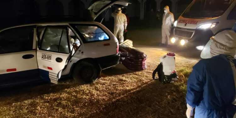 Anciano fallece en su vehículo por covid-19, cuando intentaba llegar a hospital