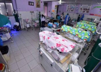 Niña de nueve años con covid-19 lucha por su vida en UCI de hospital El Carmen
