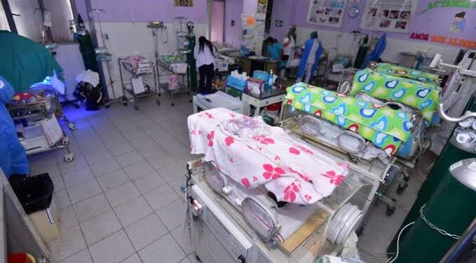 Niña de nueve años con covid-19 lucha por su vida en UCI de hospital El Carmen