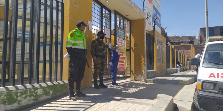 Policía brindan resguardo a centros de salud para evitar agresión a médicos