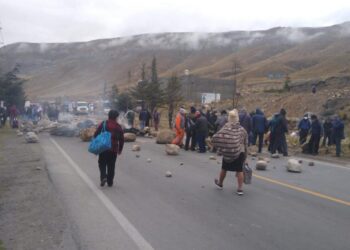 Trabajadores de Doe Run bloquean Carretera Central en la Oroya
