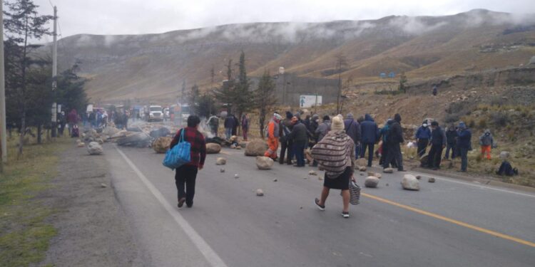Trabajadores de Doe Run bloquean Carretera Central en la Oroya