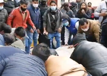 Oroya: PNP  y pasajeros se enfrentan intentando liberar Carretera Central [Video]