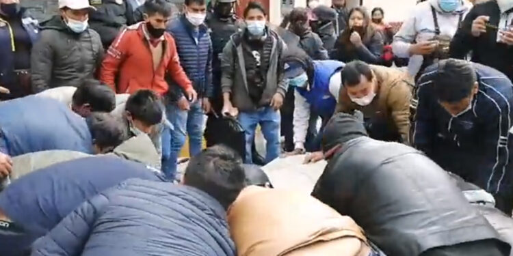Oroya: PNP  y pasajeros se enfrentan intentando liberar Carretera Central [Video]