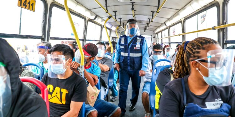 Vehículos de transporte público urbano pueden circular en regiones de nivel extremo