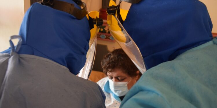 Más de cien profesionales de la salud en cuarentena por contagio de COVID-19