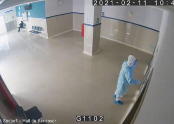 Huancayo: Policía se disfrazó como personal médico para ver a su padre internado por COVID
