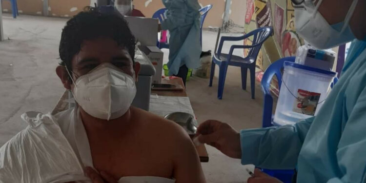 Cuestionan a regidor Hernán Sinche por recibir primera dosis de vacunas contra el coronavirus