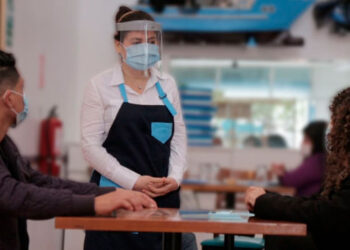 Gobierno anuncia apertura de restaurantes y centros comerciales  con aforo mínimo