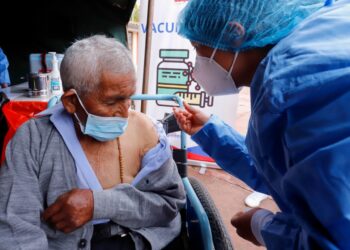 Adultos mayores que no estén incluidos en padrón podrán ser vacunados hoy