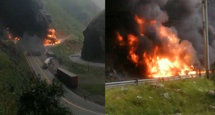 Carretera Central: al menos un muerto y un herido tras explosión que provocó incendio en cadena de vehículos