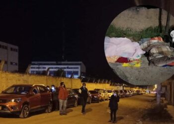 Con frazadas y cartones hacen colas más de 36 horas para ser inmunizados
