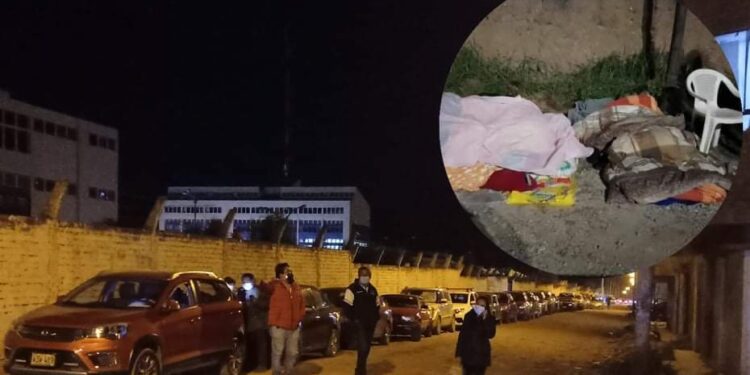 Con frazadas y cartones hacen colas más de 36 horas para ser inmunizados