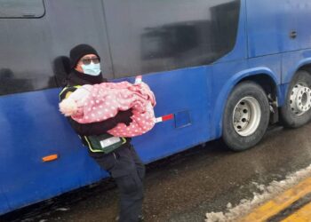 Policía de carretera auxilian a niños y adultos que se quedaron varados en Ticlio