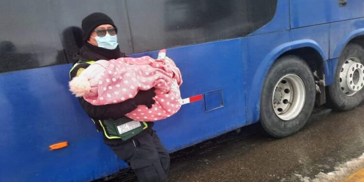 Policía de carretera auxilian a niños y adultos que se quedaron varados en Ticlio