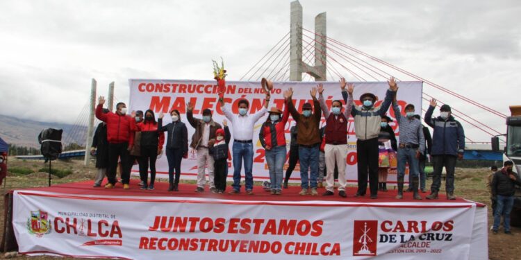 Acalde de Chilca coloca primera piedra de «Malecón Turístico de Auquimarca»