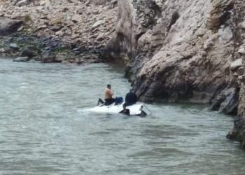 La Oroya: Tres policías de la Dirección Contra la Corrupción se salvan de morir tras caída de su camioneta al río