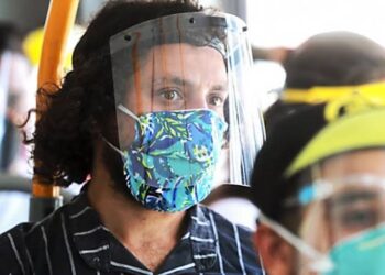 Protector facial ya no será necesario para transporte público