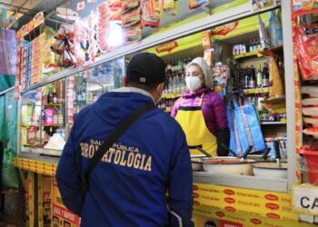 Sancionan a tres puestos de condimento por productos en mal estado