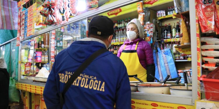Sancionan a tres puestos de condimento por productos en mal estado