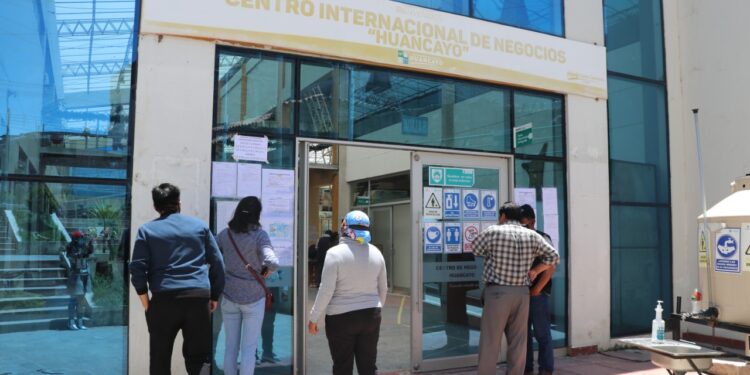 Detectan carnets de vacunación falsificados de comerciantes que postulaban a un puesto en la feria navideña