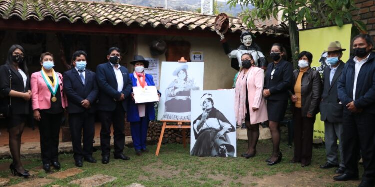 Flor Pucarina recibe distinción póstuma “Personalidad Meritoria de la Cultura”