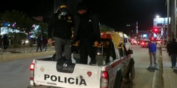 Capturan a ladrón de 18 años que se escondió en un baño tras hurtar celular