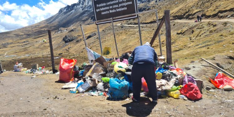 Retiran tres toneladas de residuos sólidos de nevado Huaytapallana