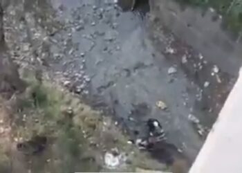 Enfermera salva de morir tras lanzarse al río Shullcas desde el puente Huancavelica