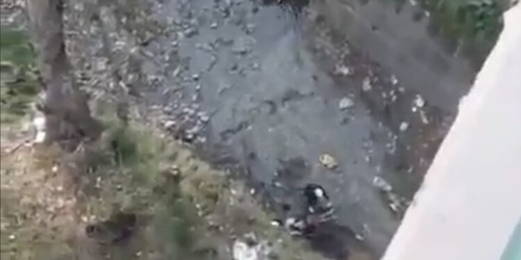 Enfermera salva de morir tras lanzarse al río Shullcas desde el puente Huancavelica