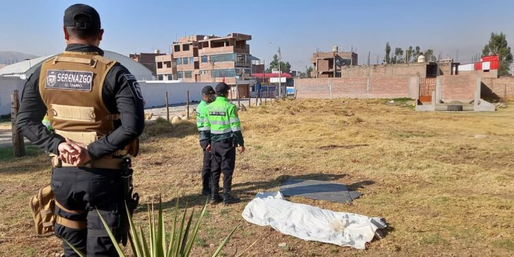 Asesinan a cuchillazos a joven de 17 años y abandonan su cuerpo en descampado