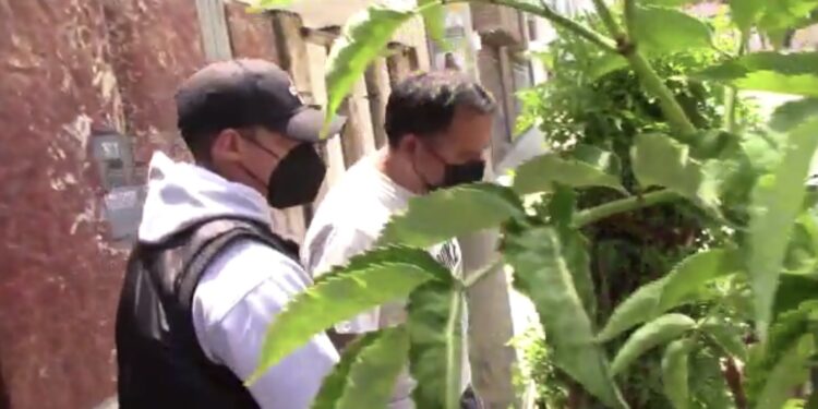 DETIENEN A POLICÍA QUE PARTICIPABA DE FALSOS OPERATIVOS PARA APODERARSE DE DROGA [VIDEO]