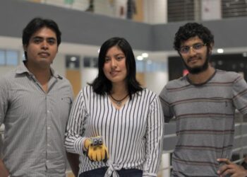 Estudiantes de la UTP crean guante con sensor de proximidad para personas invidentes