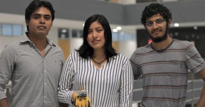 Estudiantes de la UTP crean guante con sensor de proximidad para personas invidentes