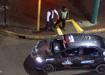 Capturan a falsos taxistas que subían por la fuerza a ebrios a su vehículo