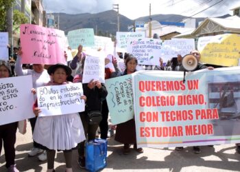 Padres del INEI N°23 protestan y exigen nueva infraestructura para colegio que se cae