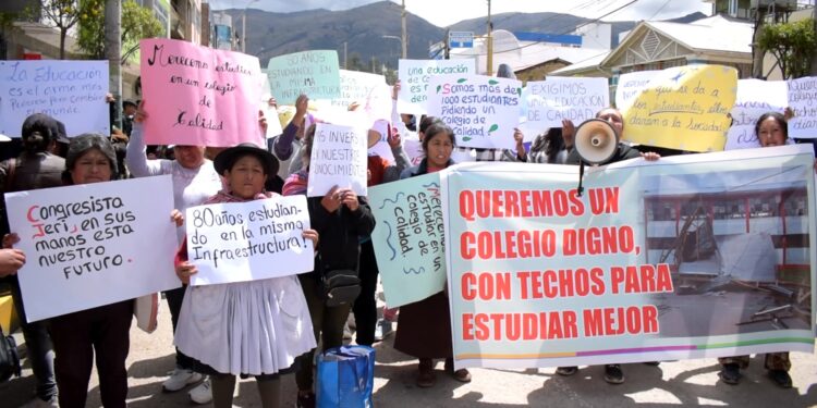 Padres del INEI N°23 protestan y exigen nueva infraestructura para colegio que se cae