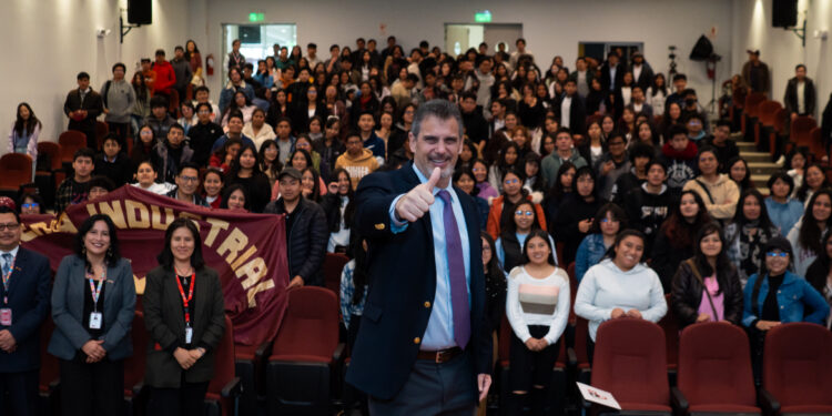 Rector de la UTP dictó charla “Liderazgo transformador” en Huancayo